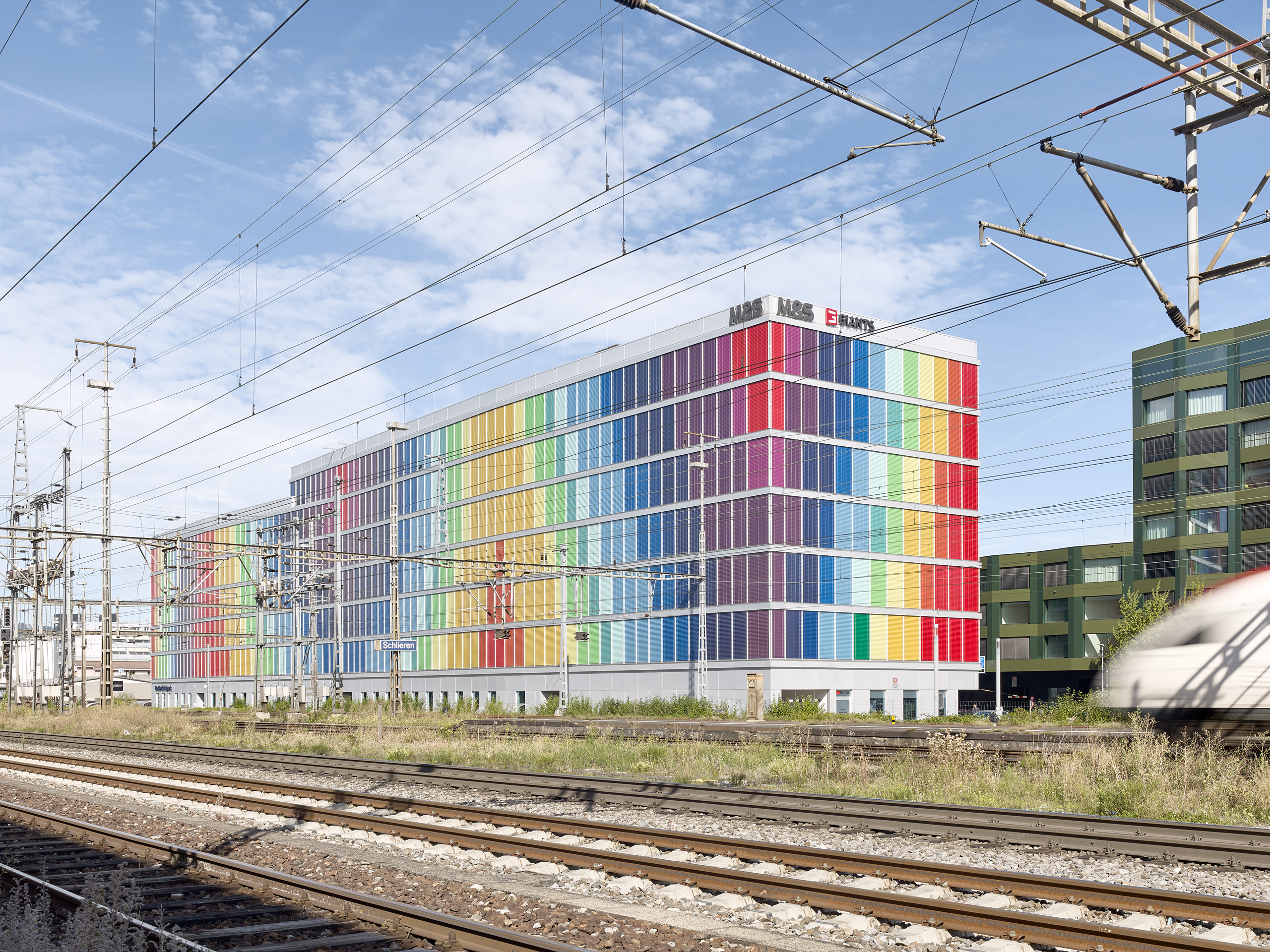 Brogebude Iris, Schlieren